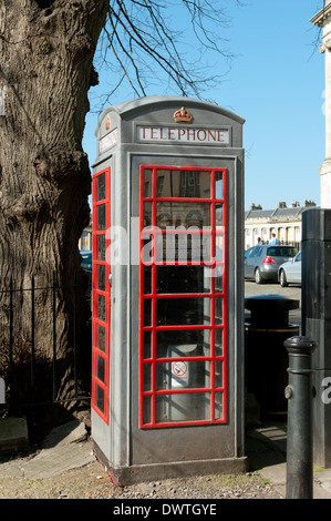 K6 Telefonzelle in der Nähe der Royal Crescent, Bath, Somerset, England, UK Stockfoto