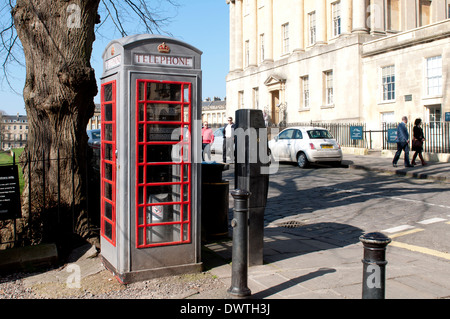 K6 Telefonzelle in der Nähe der Royal Crescent, Bath, Somerset, England, UK Stockfoto