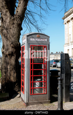 K6 Telefonzelle in der Nähe der Royal Crescent, Bath, Somerset, England, UK Stockfoto