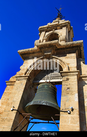 Die Glocke oben auf den Turm der Kathedrale, La Miguelete, gegen ein strahlend blauer Himmel in Valencia, Spanien Stockfoto