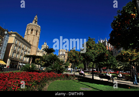 La Miguelete (die Glocke Turm der Kathedrale von Valencia) mit Blick auf die Plaza De La Reina im Zentrum von Valencia, Spanien Stockfoto