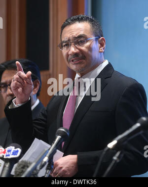 Kuala Lumpur, Malaysia. 13. März 2014. Malaysische handeln Transport Minister Hishammuddin Bin Tun Hussein besucht eine Pressekonferenz in einem Hotel in der Nähe von Kuala Lumpur International Airport in Sepang, Malaysia, 13. März 2014. Bildnachweis: Wang Shen/Xinhua/Alamy Live-Nachrichten Stockfoto