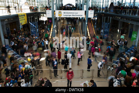 Leipzig, Deutschland. 13. März 2014. Besucher kommen auf der internationalen Buchmesse in Leipzig, Deutschland, 13. März 2014. Die Buchmesse läuft noch bis 16 März. Foto: ARNO BURGI/Dpa/Alamy Live-Nachrichten Stockfoto