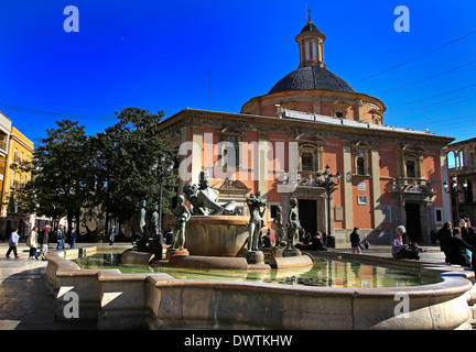 Brunnen mit Statue des Meeresgottes Neptun vor der Basilica De La Virgen Dels Desamparats in der Plaza De La Virgen Stockfoto