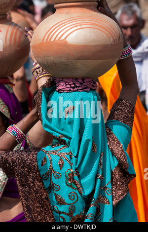 Abhaneri, Rajasthan, Indien. Topf, ruht auf einem Kopf-Tuch von einer Frau, die Teilnahme an einer Feier vor der Hochzeit. Stockfoto