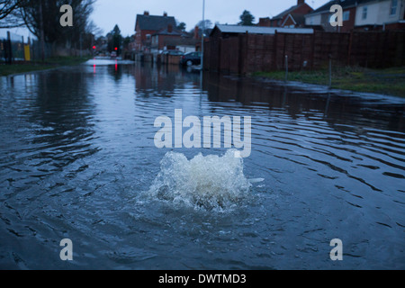 Flut Wasser sprudeln durch einen Abfluss in Worcester, Großbritannien, nach den Fluss Severn seine Banken platzen. Stockfoto