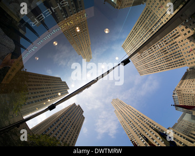 Reflexionen in einem Schaufenster - fisheye Blick auf dem Rockefeller Center in New York USA Stockfoto