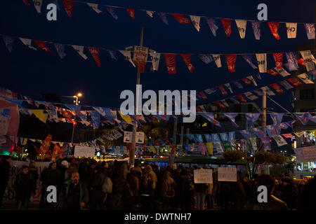 Kadiköy, Istanbul, Türkei. 11. März 2014. Nach dem Tod von Berkin Elvan versammeln sich die Demonstranten auf öffentlichen Plätzen bundesweit. Obwohl begann als eine gewaltfreie Demonstration, mit der Polizei Barrikaden bei Zusammenstößen zwischen Demonstranten und der Polizei in Kadikoy.Berkin Elvan, ein 15-jähriger Junge schlug durch einen Kanister Tränengas während Gezi-Park Proteste, nach 269 Tagen im Koma starb Leuchten. Sein Tod löste Empörung gegen Regierungen gewaltsame Taktiken, die Proteste zu unterwerfen. Bildnachweis: Bikem Ekberzade/Alamy Live-Nachrichten Stockfoto