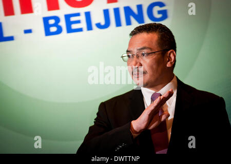 Kuala Lumpur, Malaysia. 13. März 2014. Malaysische handeln Verkehrsminister Hishammuddin Hussein spricht während einer Pressekonferenz in Kuala Lumpur, Malaysia, 13. März 2014. Malaysische Behörden am Donnerstag verweigert News berichten, dass die fehlende malaysische Passagier-Jet fliegen seit einiger Zeit nach dem letzten Kontakt, sagen diese Berichte weiter kann "ungenau." Bildnachweis: He Jingjia/Xinhua/Alamy Live-Nachrichten Stockfoto