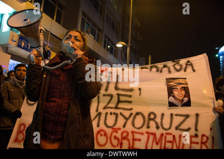 Kadiköy, Istanbul, Türkei. 11. März 2014. Nach dem Tod von Berkin Elvan versammeln sich die Demonstranten auf öffentlichen Plätzen bundesweit. Obwohl begann als eine gewaltfreie Demonstration, mit der Polizei Barrikaden bei Zusammenstößen zwischen Demonstranten und der Polizei in Kadikoy.Berkin Elvan, ein 15-jähriger Junge schlug durch einen Kanister Tränengas während Gezi-Park Proteste, nach 269 Tagen im Koma starb Leuchten. Sein Tod löste Empörung gegen Regierungen gewaltsame Taktiken, die Proteste zu unterwerfen. Bildnachweis: Bikem Ekberzade/Alamy Live-Nachrichten Stockfoto