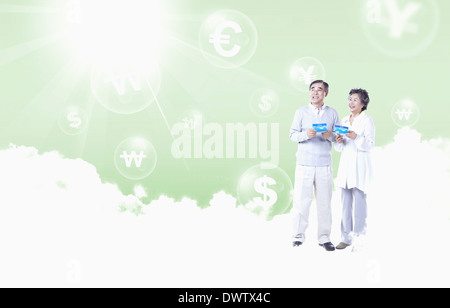 ein altes Paar denken über Geld Stockfoto