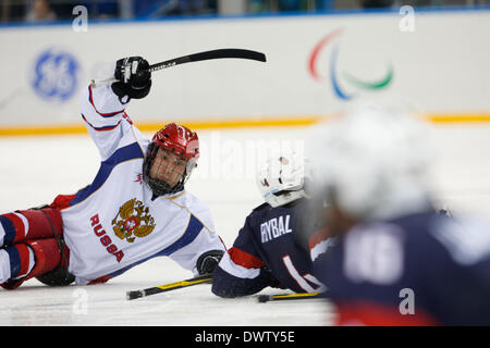 Sotschi, Russland. 11. März 2014. Sledge Eishockey match USA V Russland auf die Paralympischen Spiele 2014 in Sotschi, das russische Team gewann 2: 1 nach einem harten Match mit eine Menge Emotionen. Foto: ein Moment des Spiels. Bildnachweis: Mauro Ujetto/NurPhoto/ZUMAPRESS.com/Alamy Live-Nachrichten Stockfoto