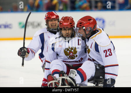 Sotschi, Russland. 11. März 2014. Sledge Eishockey match USA V Russland auf die Paralympischen Spiele 2014 in Sotschi, das russische Team gewann 2: 1 nach einem harten Match mit eine Menge Emotionen. Foto: das russische Team reagiert nach dem Spiel gegen USA Kredit zu gewinnen: Mauro Ujetto/NurPhoto/ZUMAPRESS.com/Alamy Live News Stockfoto