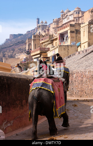 Amber (oder Amer) Palast, in der Nähe von Jaipur, Indien. Elefanten reiten, zu dem Sonnentor (Suraj Pol), Eingang zum Ehrenhof Touristen. Stockfoto