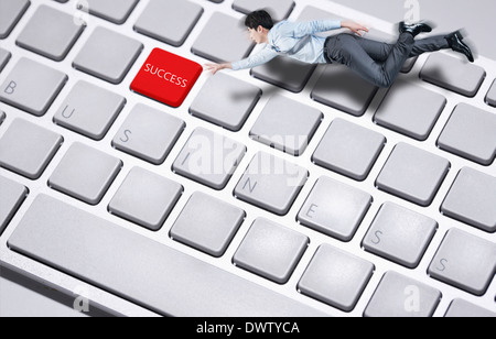 ein Business-Mann, drücken die Schaltfläche "Erfolg" Stockfoto