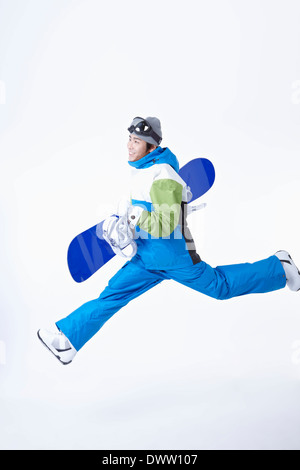 ein Mann mit einem Snowboard und boarding-Getriebe Stockfoto