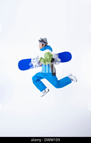 ein Mann mit einem Snowboard und boarding-Getriebe Stockfoto