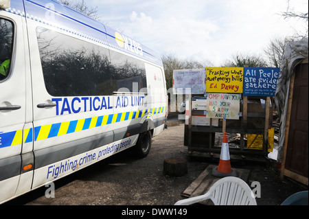 Größere Manchester Polizei taktische-Hilfe-Einheit van vorbei Anti-Fracking Demonstrant Camp an Barton Moos. Stockfoto