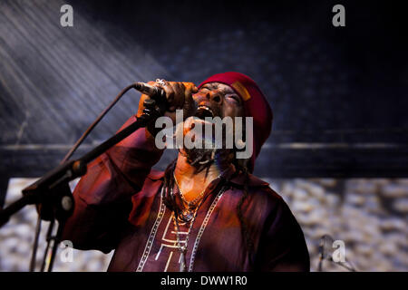 London, UK. 12. März 2014. Ein Ereignis angekündigt als "Wir müssen reden Fracking fand in der Rollerdisco in London Veranstaltungsort Fracking Bewusstsein. Fracking ist eine höchst umstrittene Methode der Gasgewinnung u. Das Line-up gehörten Alabama 3 und die Asian Dub Foundation und DJs Gavin Turk und Mark Stewart und Pandit G. Credit: Kristian Buus/Alamy Live News Stockfoto