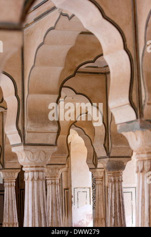 Jaipur, Rajasthan, Indien. Visuell ineinandergreifenden Bögen in der Halle des privaten Publikum, gelb (oder Amer) Palast, in der Nähe von Jaipur. Stockfoto