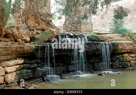 Wasserfall auf den schwarzen Steinen in Israel Stockfoto