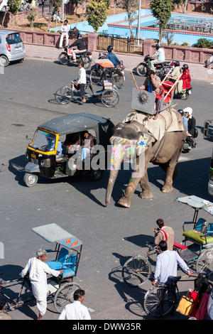 Jaipur, Rajasthan, Indien. Mittag-Verkehr in die Innenstadt von Jaipur. Stockfoto