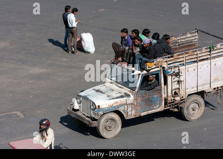 Jaipur, Rajasthan, Indien. Sicherheit im Straßenverkehr im Mid-Day Verkehr in der Innenstadt von Jaipur. Stockfoto