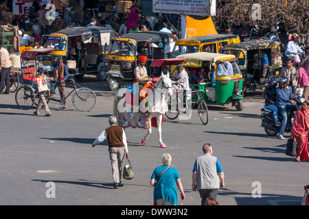 Jaipur, Rajasthan, Indien. Mittag-Verkehr in die Innenstadt von Jaipur. Stockfoto