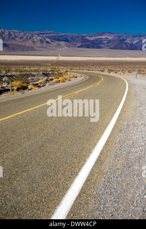 Highway 190 überqueren Panamint Valley, Death Valley Nationalpark, Kalifornien, USA Stockfoto