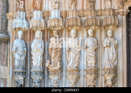 Dominikanisches Kloster von Santa Maria de Vitoria, Apostel am Haupteingang, Batalha, Portugal Stockfoto