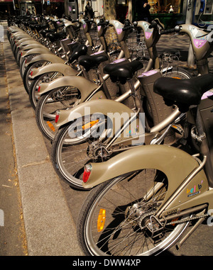 PARIS FRANCE. FAHRRÄDER ZUM MIETEN FÜR EINE GERINGE GEBÜHR DURCH DAS RATHAUS DER STADT - MARIE DE PARIS.  FOTO: JONATHAN EASTLAND Stockfoto