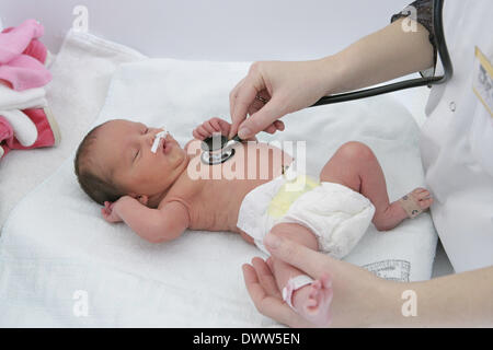 Ärztliche Untersuchung neugeborenes baby Stockfoto