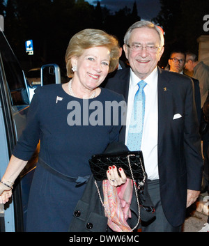 König Constantine II. und seine Frau Königin Anne Marie von Griechenland besuchen eine Vorführung eines Dokumentarfilms über den ehemaligen König Vater, König Paul i. von Griechenland, Athen, Griechenland. Stockfoto