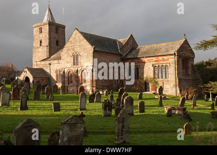 Die mittelalterliche Kirche von St. Laurence, Morland, Cumbria, Großbritannien. Der Turm wurde um 1050 erbaut, ein Großteil des Kirchenschiffs stammt aus dem 12. Jahrhundert Stockfoto