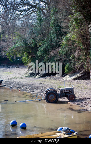 Traktor auf Vorland bei stoke Gabriel Devon, Traktor, Reifen, Rost, schmutzig, Date, Räder, 1950, Landwirtschaft, Meer, Sand, macht s Stockfoto