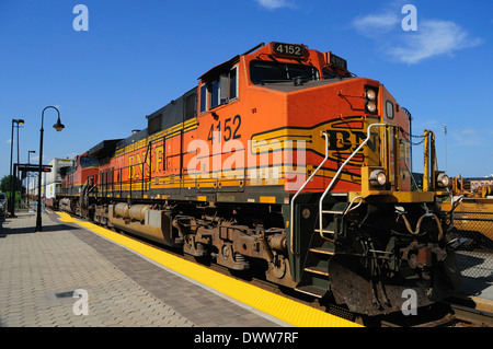 Eisenbahn Zug Burlington Northern Santa Fe Unit #4152 westwärts Fracht aus Chicago an der Union Station Joliet, Illinois, USA. Stockfoto