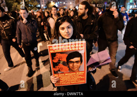 Thessaloniki, Griechenland. 12. März 2014. Demonstranten marschieren im Zentrum von Thessaloniki halten Bilder von Berkin Elvan. Mitglieder des linksgerichteten Gruppen im Zentrum von Thessaloniki in Solidarität mit den türkischen jungen Tod Berkin Elvan, verletzt durch die Polizei Gaskartusche während der Demonstrationen in Istanbul zeigte im letzten Sommer Giannis Papanikos/NurPhoto/ZUMAPRESS.com/Alamy © Live-Nachrichten Stockfoto
