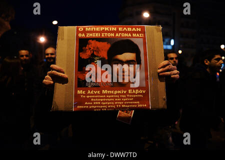 Thessaloniki, Griechenland. 12. März 2014. Ein türkische Demonstrator hält ein Bild von Berkin Elvan. Mitglieder des linksgerichteten Gruppen im Zentrum von Thessaloniki in Solidarität mit den türkischen jungen Tod Berkin Elvan, verletzt durch die Polizei Gaskartusche während der Demonstrationen in Istanbul zeigte im letzten Sommer Giannis Papanikos/NurPhoto/ZUMAPRESS.com/Alamy © Live-Nachrichten Stockfoto