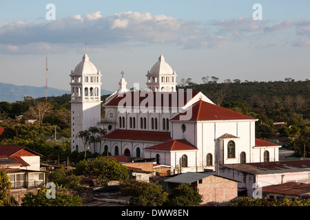 Ein Blick auf die Kirche des Schwarzen Christus in der Berg-Stadt Juayua auf die Rutas De La Flores in El Salvador Stockfoto