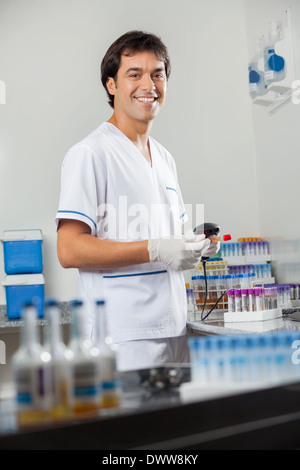 Man Barcode auf Probe Stockfoto