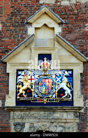 Die imposante Wappen für Charles ich über dem reich verzierten Eingang des Königs Manor, City of York, Yorkshire, England Stockfoto