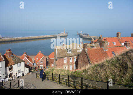 Whitby, North Yorkshire, UK. 13. März 2014. Zeigen Sie über die Whitby Piers am frühen Morgennebel und Nebel verbrennen, strahlend blauem Himmel und Sonnenschein in Whitby an der Küste von North Yorkshire zu verlassen an. Bildnachweis: ALANDAWSONPHOTOGRAPHY/Alamy Live-Nachrichten Stockfoto