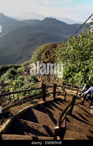 Buddhistische Pilger auf der steilen Treppe in der Nähe des Gipfels des Adam's Peak (Sri Pada) in Sri Lanka Stockfoto