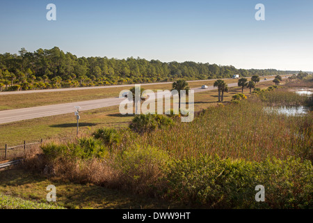 Naples, Florida - Interstate 75, genannt auch "Alligator Alley", nördlich der Everglades. Stockfoto