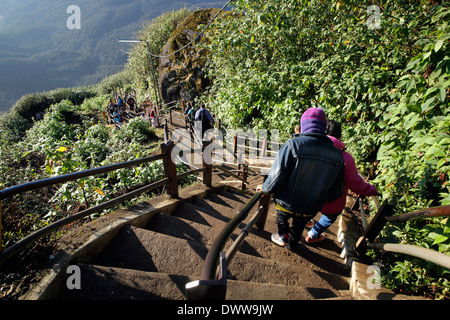 Buddhistische Pilger auf der steilen Treppe in der Nähe des Gipfels des Adam's Peak (Sri Pada) in Sri Lanka Stockfoto