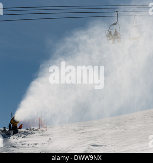 Beschneiung Spritzen Schnee auf der Piste für Mountain-Fahrer Stockfoto