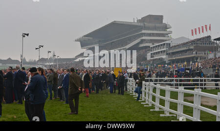 Cheltenham, Vereinigtes Königreich. 13. März 2014. Atmosphäre-Aufnahmen beim Cheltenham Gold Cup Festival 2014, Tag 3, St Patricks Thursday Sitzung. Bildnachweis: Jules Annan/Alamy Live News Stockfoto