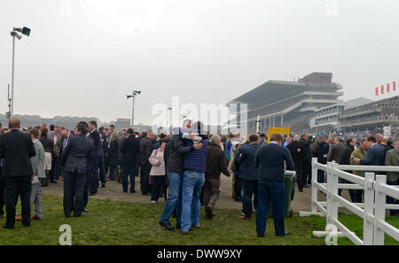 Cheltenham, Vereinigtes Königreich. 13. März 2014. Atmosphäre-Aufnahmen beim Cheltenham Gold Cup Festival 2014, Tag 3, St Patricks Thursday Sitzung. Bildnachweis: Jules Annan/Alamy Live News Stockfoto