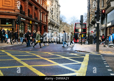Fußgänger überqueren der Straße in der Londoner Oxford Street Stockfoto