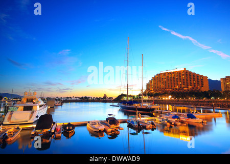 Yachten in der Goldküste Sonnenuntergang, Hongkong Wahrzeichen Stockfoto